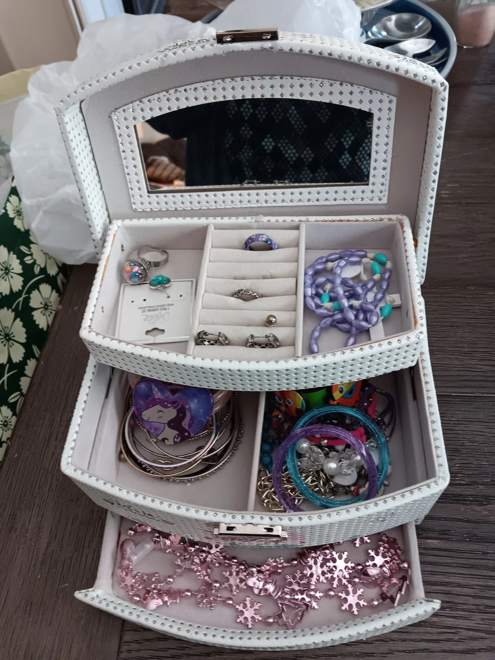 Unicorn Embossed White Girls' Jewelry Box Inclydes Various Jewelry Items